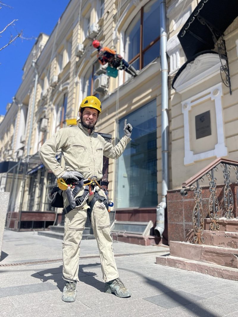 Высотные работы на историческом здании в центре Москвы